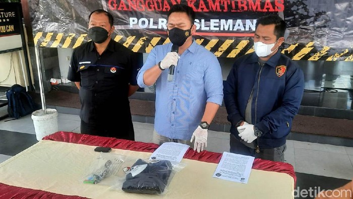 Penampakan Barang Bukti Kasus Pembakaran Kantor PSS Sleman Dua orang pelaku pembakaran kantor PSS Sleman menyerahkan diri. Namun, polisi hanya hadirkan sejumlah barang bukti saat merilis kasus tersebut. Ini alasannya.