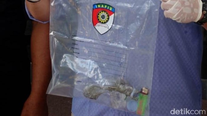 Penampakan Barang Bukti Kasus Pembakaran Kantor PSS Sleman Dua orang pelaku pembakaran kantor PSS Sleman menyerahkan diri. Namun, polisi hanya hadirkan sejumlah barang bukti saat merilis kasus tersebut. Ini alasannya.