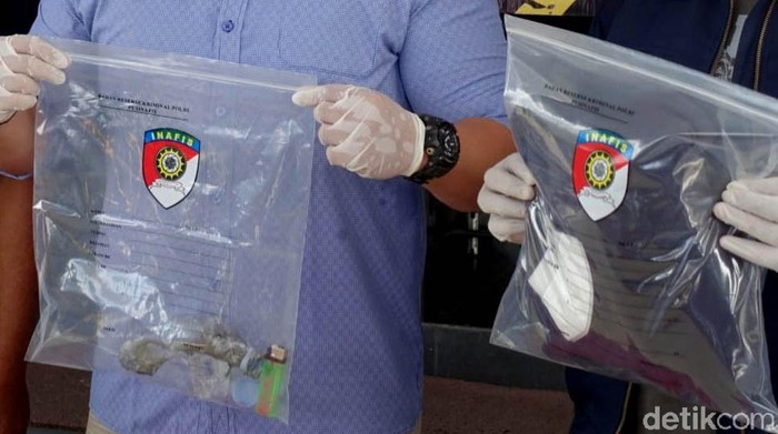 Penampakan Barang Bukti Kasus Pembakaran Kantor PSS Sleman Dua orang pelaku pembakaran kantor PSS Sleman menyerahkan diri. Namun, polisi hanya hadirkan sejumlah barang bukti saat merilis kasus tersebut. Ini alasannya.