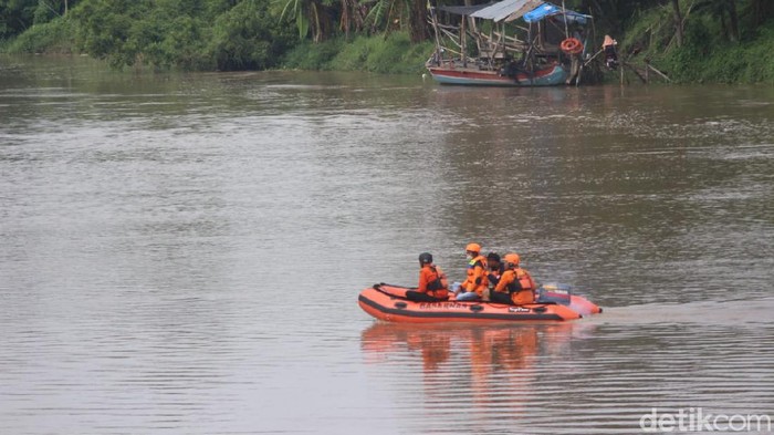 pencarian korban lompat ke sungai brantas jombang