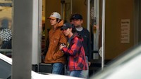 Orang tua memeluk seorang anak ketika yang lain datang untuk menjemput siswa dari toko Meijer di Oxford, Michigan, menyusul situasi penembak aktif di Oxford High School di Oxford. (AP/Ryan Garza)