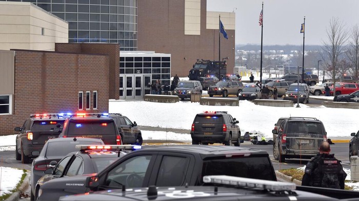 Penembakan Maut di SMA Oxford AS Tewaskan 3 Siswa Penembakan maut terjadi di sebuah sekolah di pedesaan Oxford, Michigan, Amerika Serikat. Akibatnya 3 siswa tewas dan 6 lainnya, termasuk seorang guru, terluka. (Todd McInturf/The Detroit News via AP)