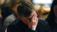 Aiden Watson, yang terluka di Oxford High School, menghadiri acara berjaga di LakePoint Community Church di Oxford, Michigan. (AP/Paul Sancya)