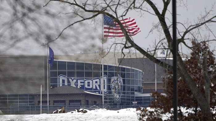 Penembakan Maut di SMA Oxford AS Tewaskan 3 Siswa Penembakan maut terjadi di sebuah sekolah di pedesaan Oxford, Michigan, Amerika Serikat. Akibatnya 3 siswa tewas dan 6 lainnya, termasuk seorang guru, terluka, Selasa, (30/11). (AP Photo/Paul Sancya)
