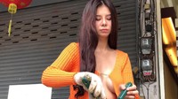 Pengunjung dan pembeli pancake-nya, baik pria maupun wanita, bisa melihat tampak samping payudaranya. Menurut Pattaya Mail, Olive mengaku nyaman berpakaian seperti ini.