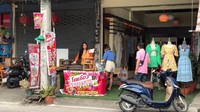 Penjual pancake tipis serupa crepe ini viral di media sosial. Adalah Aranya Apaiso atau populer dengan nama panggilan Olive yang berjualan pancake di Chiang Mai, Thailand.