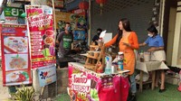 Sehari-hari Olive berjualan di jalan Jed Yod-Chiang Kiang. Berpakaian tanpa bra seolah sudah jadi ciri khasnya saat menjajakan pancake. 