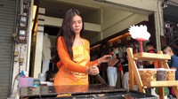 Saat memasakpun sebenarnya Olive menggunakan celemek. Penggunaan celemek ini sekaligus berfungsi menutupi bagian payudaranya yang tidak memakai bra.