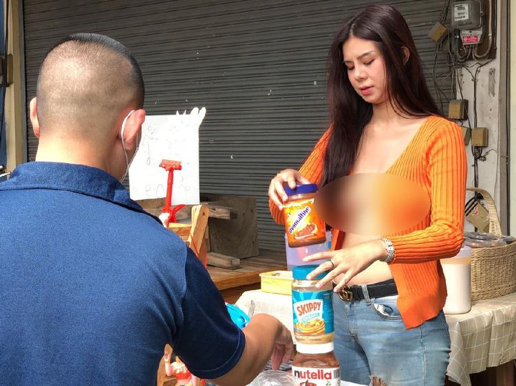 10 Potret Penjual Pancake Cantik yang Viral karena Tak Pakai Bra