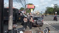Salah seorang saksi Huda, bahkan mendengar polisi menembakkan tembakan peringatan. Usai tembakan peringatan itu, kondisi mulai tenang. Gerombolan yang diduga soporter itu kemudian membubarkan diri.