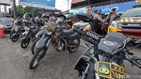 Tampak polisi bermotor berjaga di Jalan Laksda Adisutjipto, Yogyakarta, Senin (1/12).