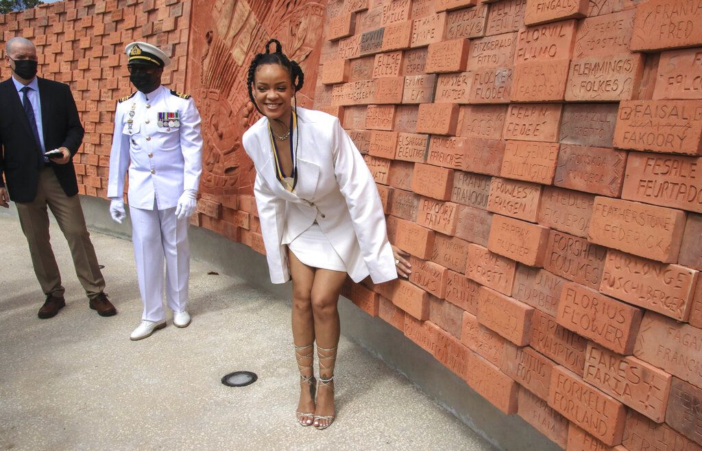 Rihanna mengambil foto di Golden Square Freedom Park setelah menjadi Pahlawan Nasional ke-11 Barbados, selama upacara Kehormatan Nasional dan Parade Hari Kemerdekaan, di Bridgetown, Barbados, Selasa 30 November 2021. Barbados berhenti berjanji setia kepada Ratu Elizabeth II pada hari Selasa saat ia menumpahkan sisa lain dari masa lalu kolonialnya dan menjadi republik untuk pertama kalinya dalam sejarah. (Foto AP/David McD Crichlow)