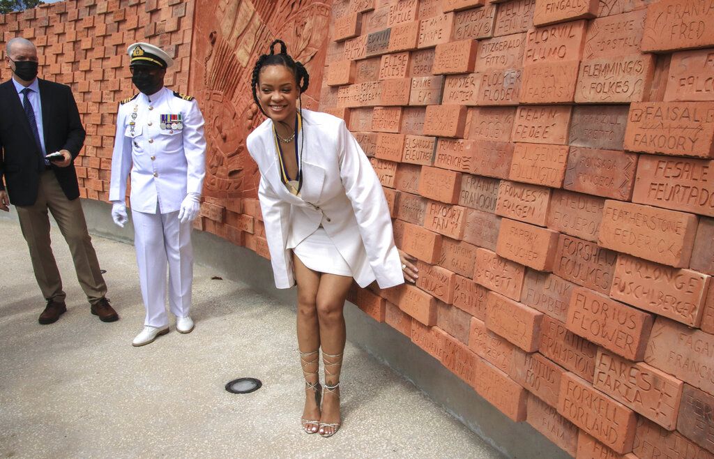 Potret Rihanna yang Jadi Pahlawan Nasional di Negara Republik Barbados Rihanna mengambil foto di Golden Square Freedom Park setelah menjadi Pahlawan Nasional ke-11 Barbados, selama upacara Kehormatan Nasional dan Parade Hari Kemerdekaan, di Bridgetown, Barbados, Selasa 30 November 2021. Barbados berhenti berjanji setia kepada Ratu Elizabeth II pada hari Selasa saat ia menumpahkan sisa lain dari masa lalu kolonialnya dan menjadi republik untuk pertama kalinya dalam sejarah. (Foto AP/David McD Crichlow)