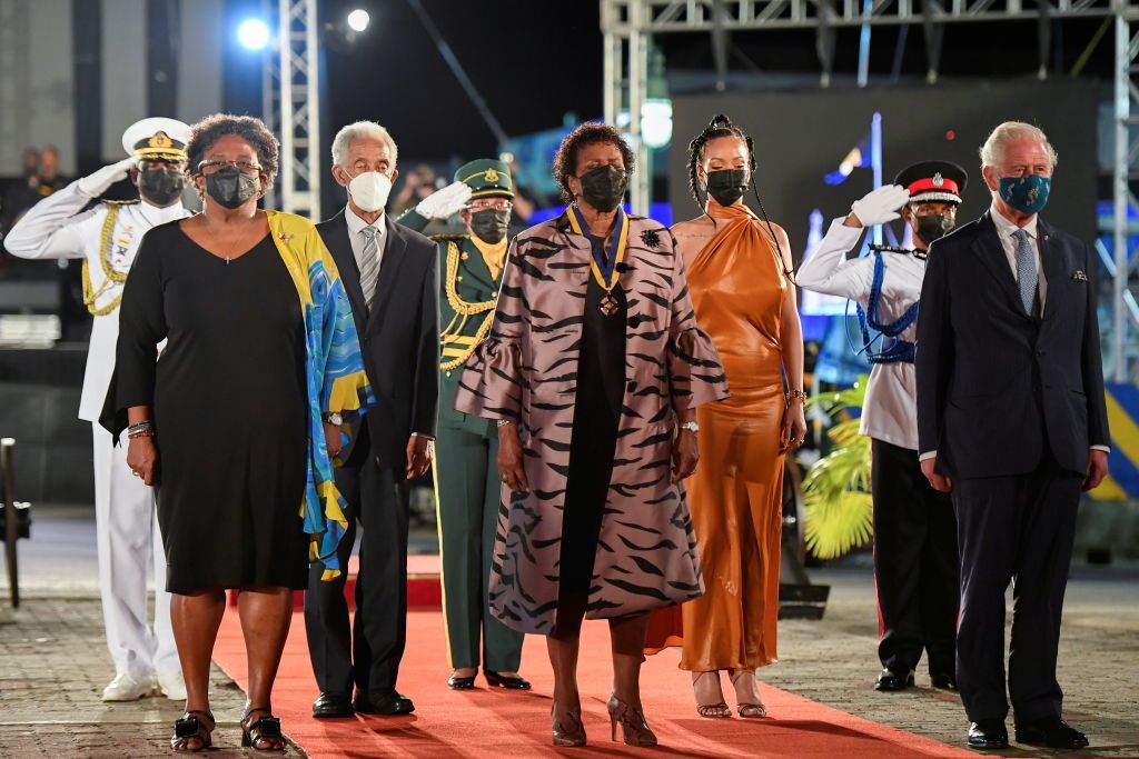 Potret Rihanna yang Jadi Pahlawan Nasional di Negara Republik Barbados BRIDGETOWN, BARBADOS - 30 NOVEMBER: Perdana Menteri Barbados Mia Mottley, mantan pemain kriket Garfield Sobers, Presiden Barbados, Dame Sandra Mason, Rihanna, dan Pangeran Charles, Pangeran Wales berdiri selama Upacara Pelantikan Presiden di Heroes Square pada 30 November 2021 di Bridgetown, Barbados. Pangeran Wales tiba di negara itu sebelum transisinya menjadi republik di dalam Persemakmuran. Minggu ini, mereka secara resmi mencopot Ratu Elizabeth sebagai kepala negara dan gubernur jenderal saat ini, Dame Sandra Mason, akan dilantik sebagai presiden. (Foto oleh Toby Melville - Pool/Getty Images)