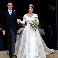 Mereka mengambil nama keluarga suami mereka, yakni menjadi Yang Mulia Putri Eugenie, Nyonya Jack Brooksbank dan Beatrice menjadi Yang Mulia Putri Beatrice, Nyonya Edoardo Mapelli Mozzi.Foto: Getty Images