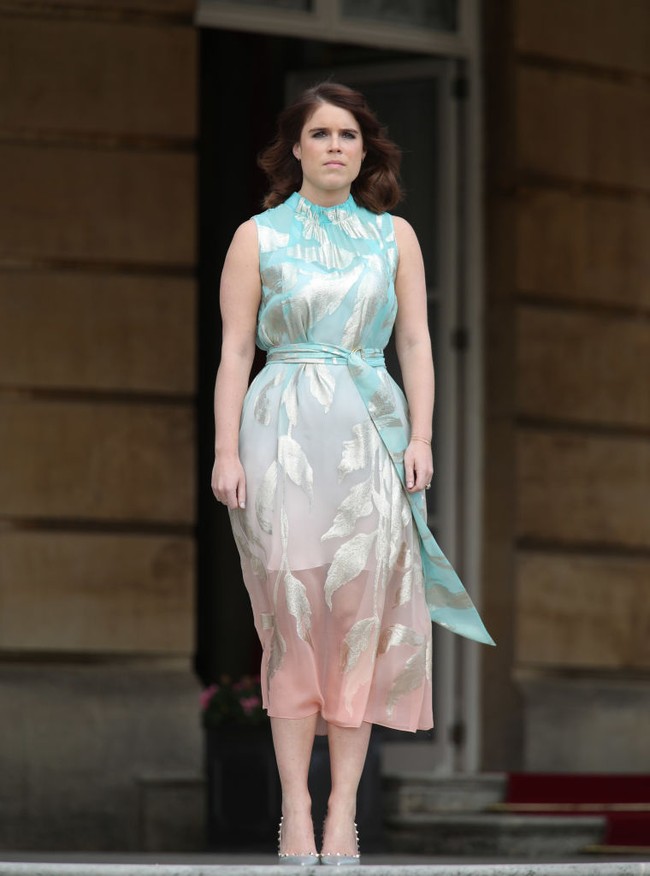 Putri Eugenie tidak berhak menerima gelar duchess meski dia telah menikah. Berbeda dengan Pangeran William dan Pangeran Harry beserta istri-istri mereka yang langsung mendapatkan gelar Duke dan Duchess karena pernikahan. Foto: Getty Images