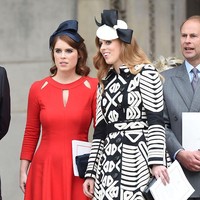 Mengenai kedua ponakannya, Raja Charles dikabarkan sangat ingin melindungi Putri Beatrice dan Putri Eugenie untuk tetap menyandang gelar mereka sebagai cucu Ratu Elizabeth.Dia tidak ingin menandatangani apa pun yang akan memengaruhi mereka (anak-anak Andrew), kata pihak istana kepada Daily Mail.Foto: Getty Images