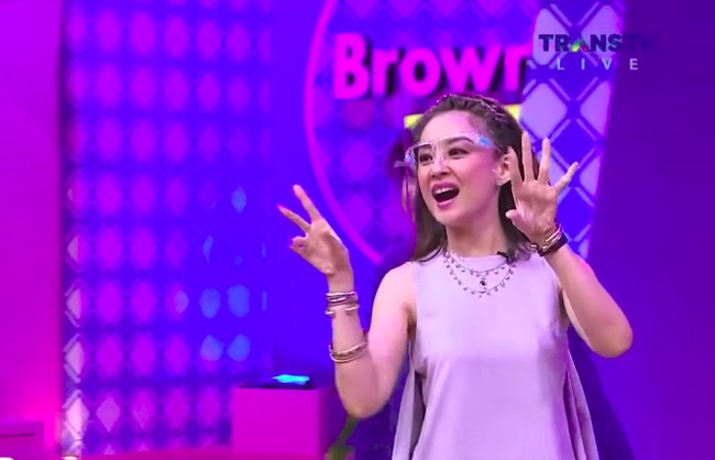 Baru-baru ini mantan pesinetron di era 2000an, Putri Patricia, muncul dalam acara Brownis Trans TV. Penampilannya jadi perbincangan karena sudah lama tak menyapa para penonton televisi. Foto: dok. Brownis Trans TV Official