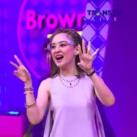 Baru-baru ini mantan pesinetron di era 2000an, Putri Patricia, muncul dalam acara Brownis Trans TV. Penampilannya jadi perbincangan karena sudah lama tak menyapa para penonton televisi. Foto: dok. Brownis Trans TV Official