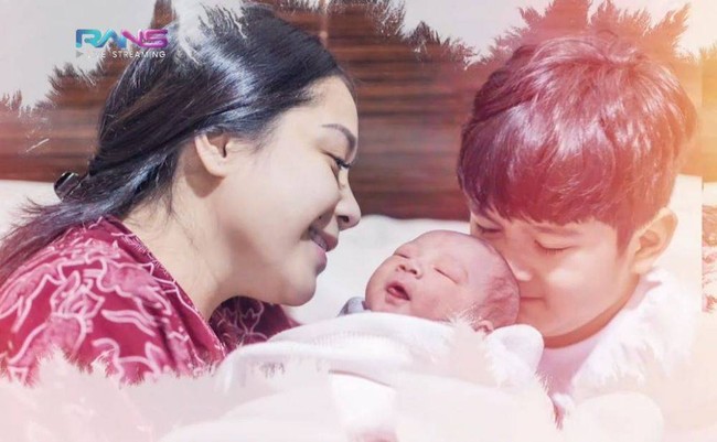 Melalui video di channel YouTube nya itu Raffi juga menjelaskan makna dari nama sang anak. Rayyan itu cahaya pintu surga. Jadi Rayyanza cahaya ketampanan anak laki-laki yang ada cahaya, ketampanan, pintu surga. Malik itu adalah raja, mudah-mudahan kelak dia bisa menjadi pemimpin dan Ahmad itu terpuji. Jadi dia anak laki-laki yang memiliki cahaya ketampanan, pintu surga, dan juga menjadi pemimpin, dan juga memiliki sifat terpuji, terang Raffi Ahmad dalam video YouTube Lahirans Baby Number 2-Press Conference. Foto: YouTube/Rans Entertainment