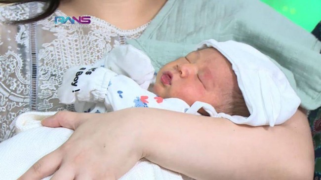 Usai mengungkapkan nama dan wajah sang anak ke publik, unggahan Raffi Ahmad dan Nagita Slavina pun dibanjiri dengan komentar selamat. Tak sedikit juga netizen yang mengomentari penampilan sang anak yang disebut memiliki hidung mancung dan wajah yang menggemaskan. Foto: YouTube/Rans Entertainment