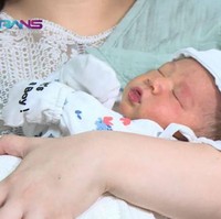 Usai mengungkapkan nama dan wajah sang anak ke publik, unggahan Raffi Ahmad dan Nagita Slavina pun dibanjiri dengan komentar selamat. Tak sedikit juga netizen yang mengomentari penampilan sang anak yang disebut memiliki hidung mancung dan wajah yang menggemaskan. Foto: YouTube/Rans Entertainment