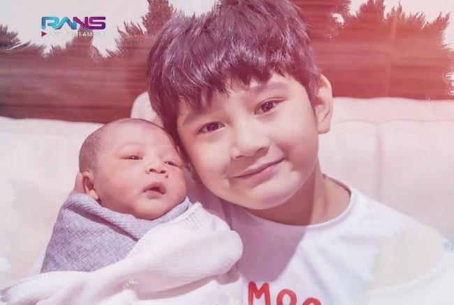 Walaupun baru lahir, namun baby Rayyanza sudah dijuluki sebagai bayi sultan. Kalau menurutmu bagaimana, wajah baby Rayyanza lebih mirip Nagita atau Raffi Ahmad nih? Foto: YouTube/Rans Entertainment