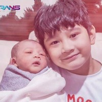 Walaupun baru lahir, namun baby Rayyanza sudah dijuluki sebagai bayi sultan. Kalau menurutmu bagaimana, wajah baby Rayyanza lebih mirip Nagita atau Raffi Ahmad nih? Foto: YouTube/Rans Entertainment