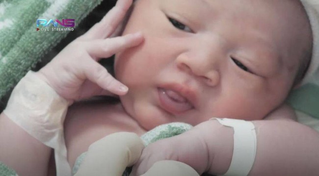 Saat melahirkan anak keduanya, Nagita Slavina memilih proses persalinan dengan metode ERACS di Rumah Sakit Ibu dan Anak (RSIA) Bunda Menteng. Metode persalinan yang dipilih oleh Nagita sendiri masih tergolong baru. Namun jika dibandingkan dengan metode operasi caesar yang biasa, metode ERACS digadang-gadang bisa memberikan proses perawatan dan penyembuhan yang lebih cepat. Foto: YouTube/Rans Entertainment