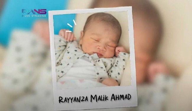 Setelah berhasil membuat publik penasaran, akhirnya Nagita Slavina dan Raffi Ahmad pun kini mengumumkan nama lengkap anak keduanya yang berinisial R itu. Melalui video di channel YouTube Rans Entertainment miliknya, Raffi Ahmad mengungkapkan bahwa nama dari anak keduanya ialah Rayyanza Malik Ahmad. Foto: YouTube/Rans Entertainment