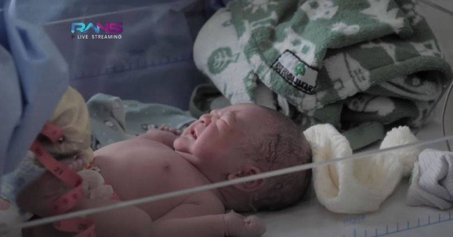 Aduh idungnya mancung banget, komentar salah seorang netizen di Instagram. Gemess bangett, tambah netizen lain. Uuu gmeesss ganteng bngt, komentar lainnya. Foto: YouTube/Rans Entertainment