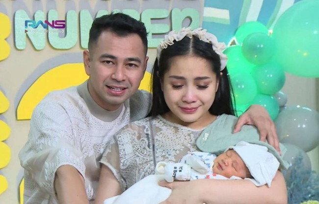 Nagita Slavina melahirkan anak keduanya pada 26 November 2021. Usai melahirkan adik dari Rafathar Malik Ahmad, Nagita dan Raffi pun terlihat kompak untuk tidak mengungkapkan nama dan wajah sang bayi ke publik. Hal itu tentunya membuat tak sedikit netizen yang menjadi penasaran. Foto: YouTube/Rans Entertainment