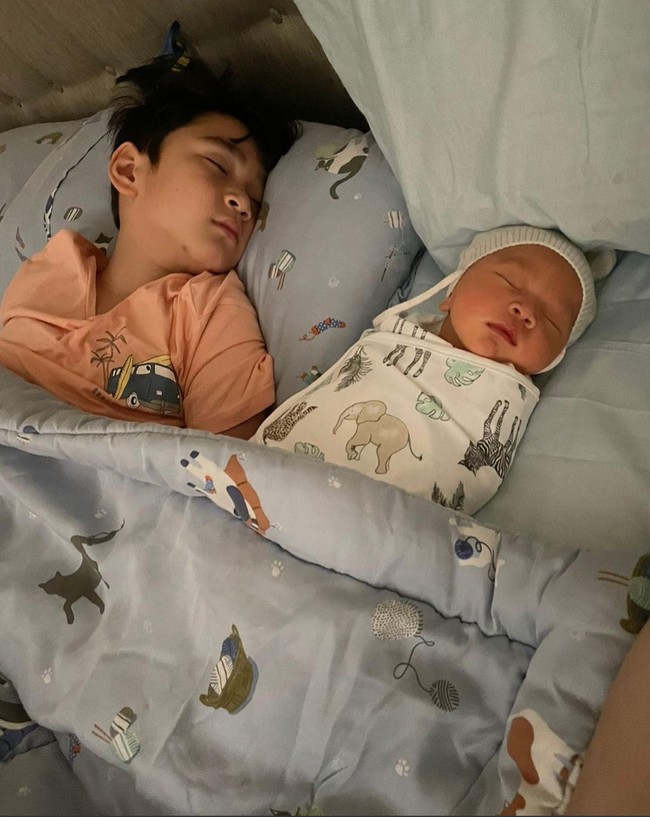 Wajah dari baby Rayyanza pun akhirnya diungkapkan melalui video di channel YouTubenya tersebut serta Instagram milik Raffi dan Nagita. Melalui salah satu unggahan Instagramnya terlihat potret Rafathar yang tengah tertidur pulas bersama sang adik, baby Rayyanza. Foto: Instagram/@raffinagita1717