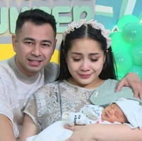Nagita Slavina melahirkan anak keduanya pada 26 November 2021. Usai melahirkan adik dari Rafathar Malik Ahmad, Nagita dan Raffi pun terlihat kompak untuk tidak mengungkapkan nama dan wajah sang bayi ke publik. Hal itu tentunya membuat tak sedikit netizen yang menjadi penasaran. Foto: YouTube/Rans Entertainment
