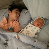 Wajah dari baby Rayyanza pun akhirnya diungkapkan melalui video di channel YouTubenya tersebut serta Instagram milik Raffi dan Nagita. Melalui salah satu unggahan Instagramnya terlihat potret Rafathar yang tengah tertidur pulas bersama sang adik, baby Rayyanza. Foto: Instagram/@raffinagita1717