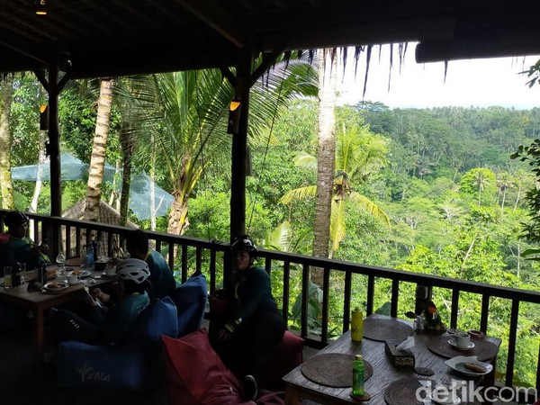 Banyak tempat untuk menikmati makanan, ada yang berupa kursi dan meja kayu. Ada pula tempat yang lebih santai di kursi warna-warni yang menghadap pepohonan yang sejuk.(Elmy Tasya Khairally/detikcom) Banyak tempat untuk menikmati makanan, ada yang berupa kursi dan meja kayu. Ada pula tempat yang lebih santai di kursi warna-warni yang menghadap pepohonan yang sejuk.(Elmy Tasya Khairally/detikcom)
