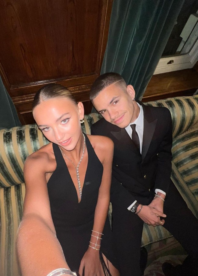 Romeo Beckham diketahui menjalin kasih dengan Mia Regan, seorang model. Setelah dua tahun bersama, untuk pertamakalinya mereka tampil di publik. Foto: Instagram