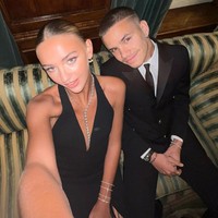 Romeo Beckham diketahui menjalin kasih dengan Mia Regan, seorang model. Setelah dua tahun bersama, untuk pertamakalinya mereka tampil di publik. Foto: Instagram