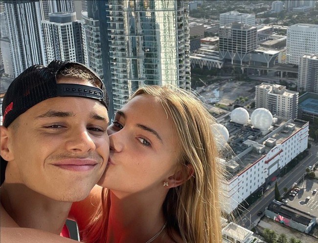 Mia Regan dikatakan sudah sukses mengambil hati keluarga Bekcham. Kolase foto yang dibuatnya menggunakan koleksi Victoria Victoria Beckham atau VVB pun diunggah di Instagram sang calon ibu mertua. Foto: Instagram