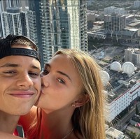 Mia Regan dikatakan sudah sukses mengambil hati keluarga Bekcham. Kolase foto yang dibuatnya menggunakan koleksi Victoria Victoria Beckham atau VVB pun diunggah di Instagram sang calon ibu mertua. Foto: Instagram