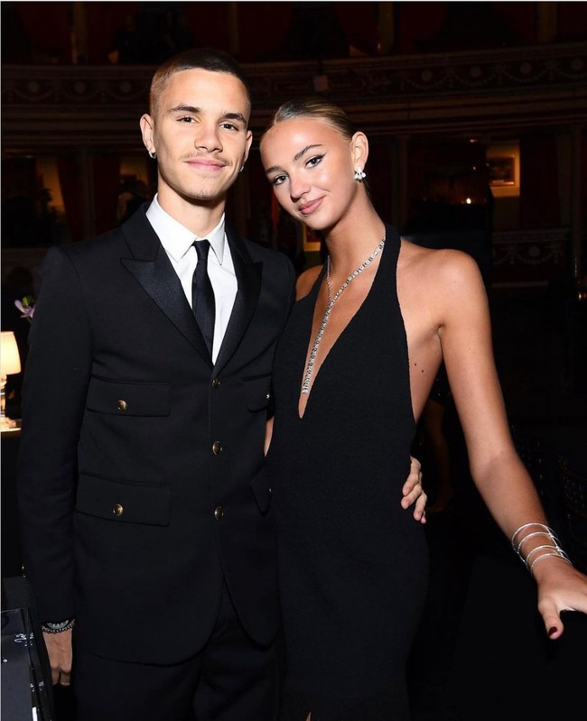 Romeo Beckham dan Mia Regan kompak mengenakan busana hitam di British Fashion Awards 2021.  Foto: Instagram
