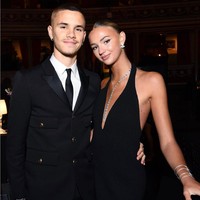 Romeo Beckham dan Mia Regan kompak mengenakan busana hitam di British Fashion Awards 2021.  Foto: Instagram
