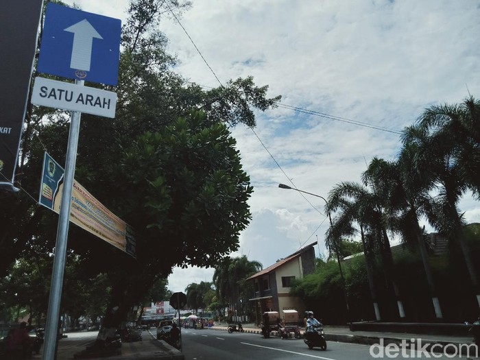 Ruas jalan di Alun-alun Klaten sudah jadi satu arah sebulan belakangan ini, Rabu (1/12/2021).