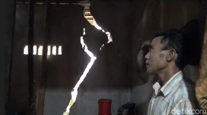 Rumah warga retak imbas pergerakan tanah.