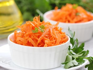 Viral Cara Seimbangkan Hormon dengan Makan Salad Wortel, Ini Kata Dokter