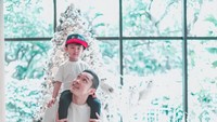 Terlihat kue ulang tahun yang unik di sana. Foto: Instagram