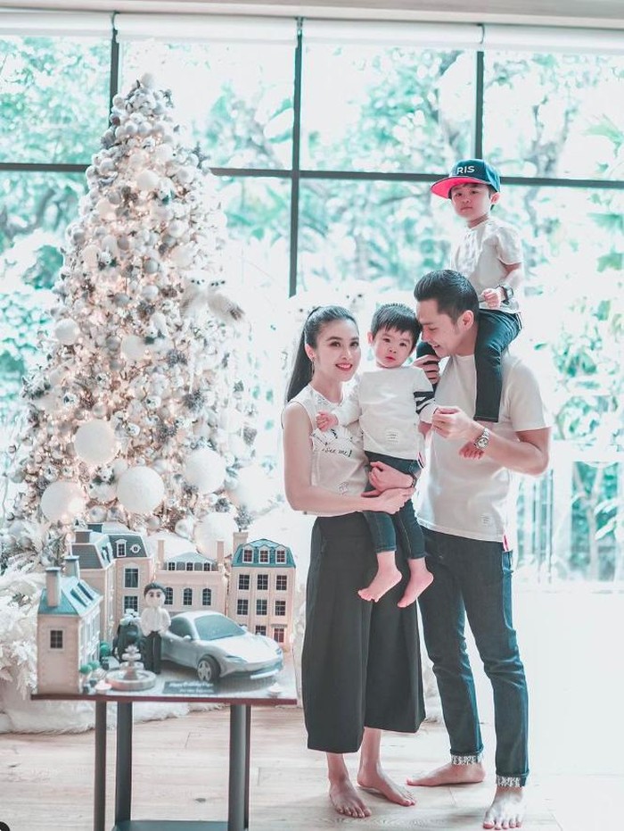 Perayaan ulang tahun suami Sandra Dewi