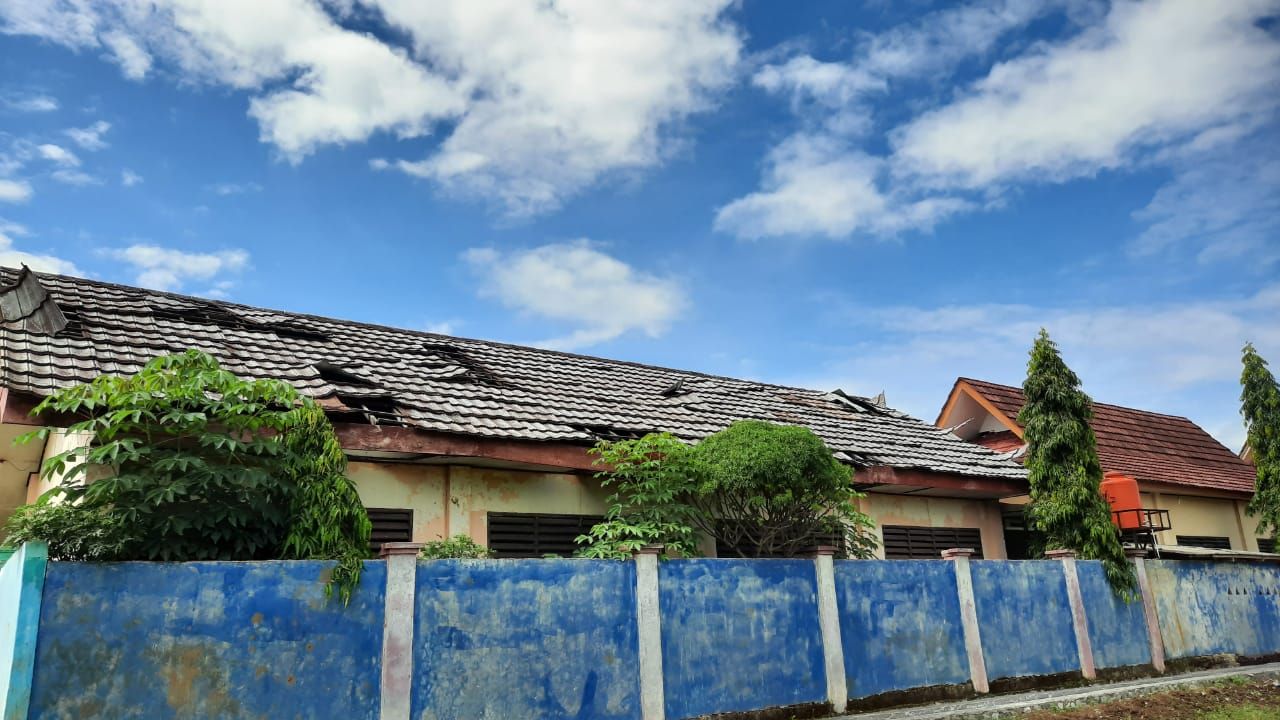 SDN di Tangerang Ini Atapnya Jebol Bahayakan Siswa yang PTM (Foto: Khairul/detikcom)