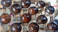 Setelah itu, cairan gula setengah jadi baru dimasukkan ke dalam cetakan seperti ini. Lalu ditunggu sampai kering dan mengeras. Gula jawa merupakan potensi terbesar desa Jatirejo di Purworejo. (Rinto Heksantoro/detikTravel)