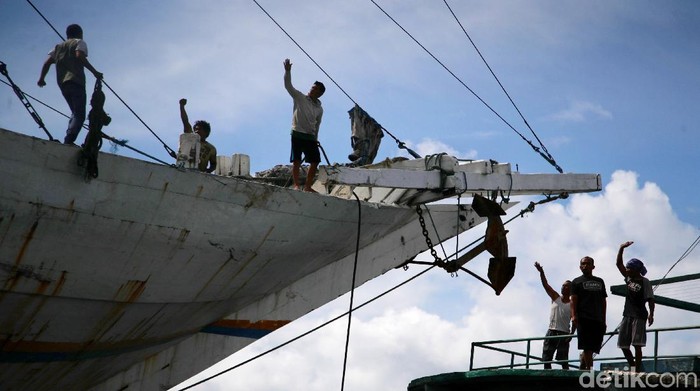 Sejumlah pekerja buruh lepas melakukan bongkar muat di kawasan Pelabuhan Sunda Kelapa, Jakarta Utara, Senin (29/11).